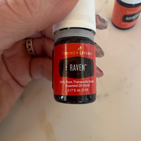 YOUNG LIVING ESSENTIAL OILS BUNDLE OF 2 RAVINTSARA & RAVEN BRAND NEW - Picture 3 of 4